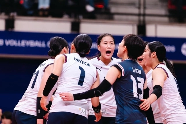 17세 이하(U-17) 여자배구 대표팀 선수들이 15일(한국시간) 칠레 산티아고에서 열린 국제배구연맹 U-17 세계선수권 준준결승 튀르키예와의 경기 도중 서로를 독려하고 있다. 2026.8.14 국제배구연맹 제공