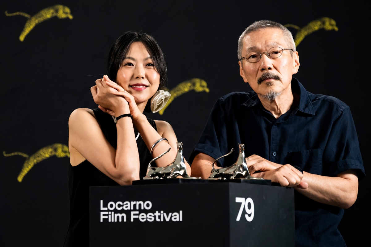 15일(현지시간) 스위스 로카르노에서 폐막한 제79회 로카르노 국제영화제에서 영화 ‘눈 둘 데가 없네’로 감독상을 수상한 홍상수(오른쪽) 감독과 최우수연기상을 받은 김민희가 함께 포즈를 취하고 있다. 2026.8.15 AP 연합뉴스