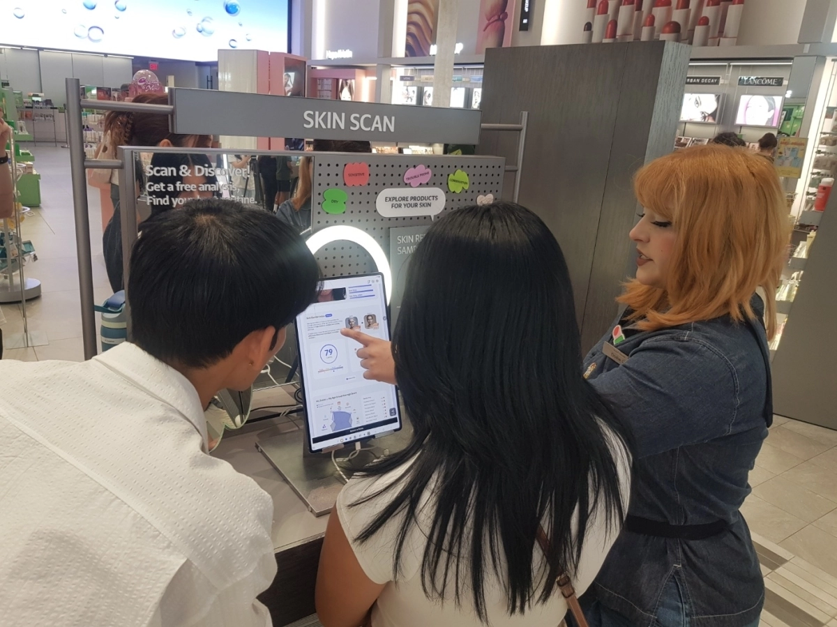 미국 로스엔젤레스 올리브영 패서디나점에서 지난 14일(현지시간) 고객들이 스킨스캔을 한 뒤 매장 직원의 상담을 받고 있다. 로스엔젤레스 김지예 기자