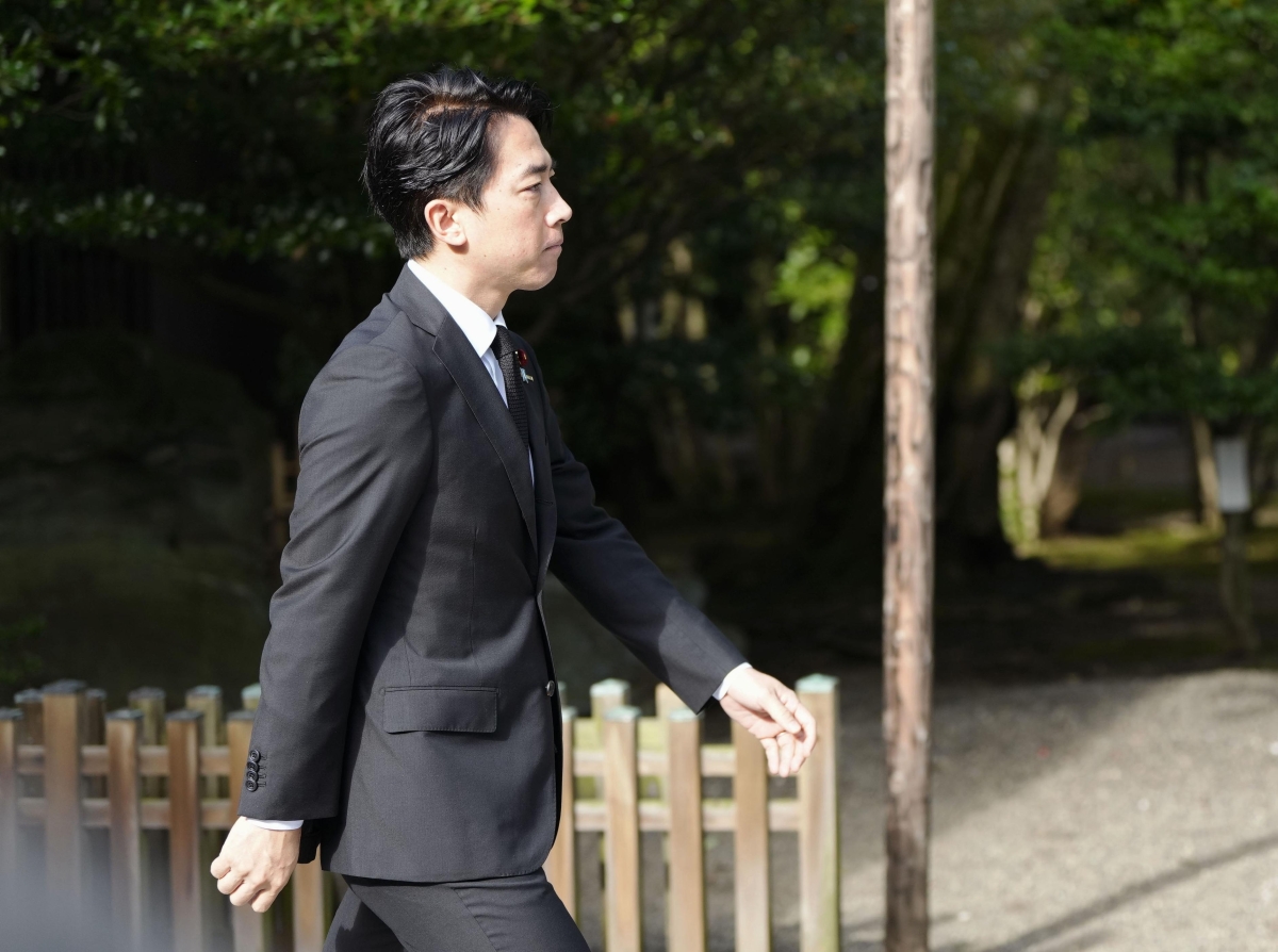 고이즈미 신지로 일본 방위상이 한국 광복절이자 일본 패전일인 15일 오전 야스쿠니 신사를 참배하고 있다. 일본 현직 각료로는 7년 연속이다. 도쿄 교도 연합뉴스
