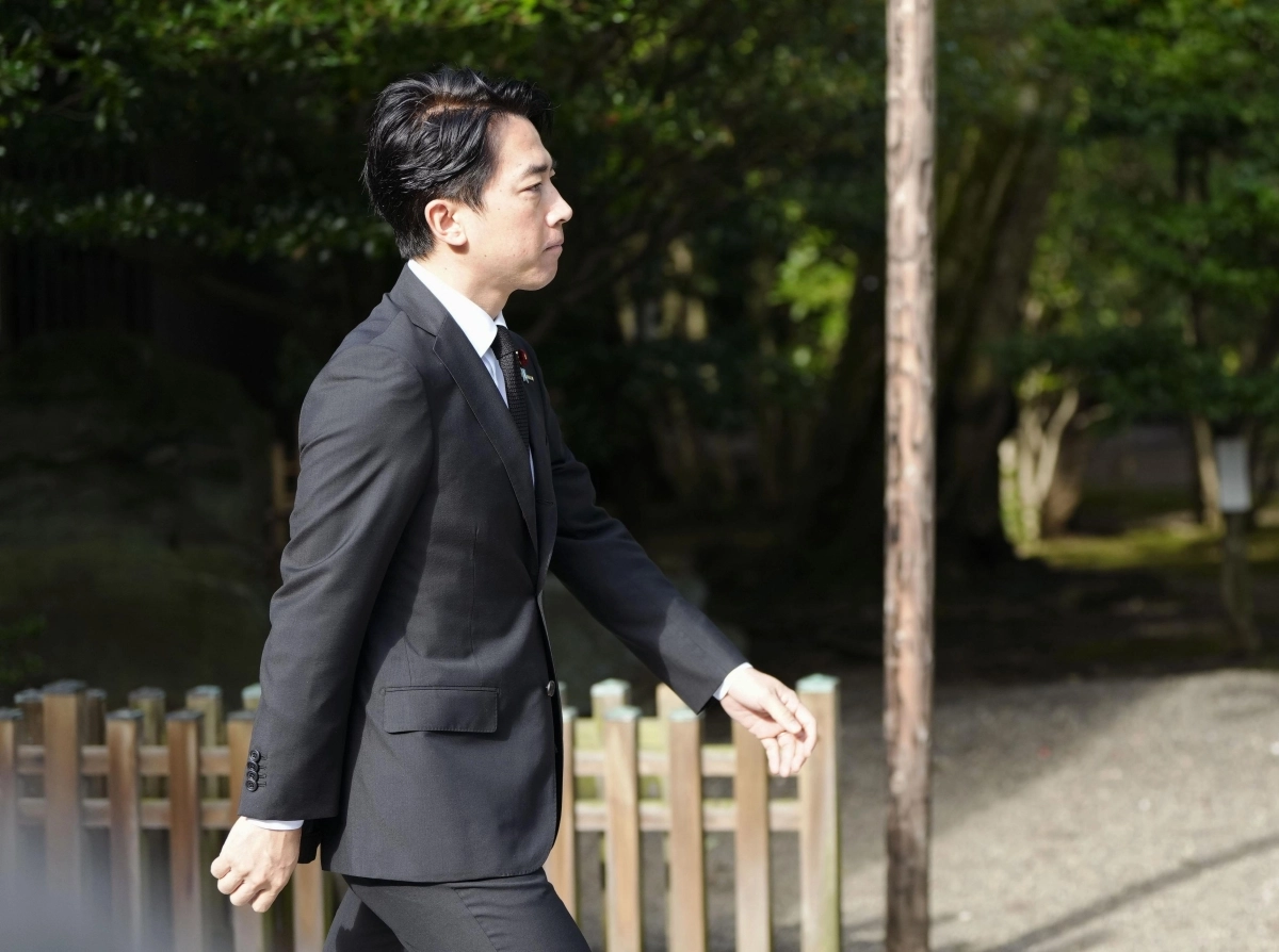 고이즈미 신지로 일본 방위상이 한국 광복절이자 일본 패전일인 15일 오전 야스쿠니 신사를 참배하고 있다. 일본 현직 각료로는 7년 연속이다. 도쿄 교도 연합뉴스
