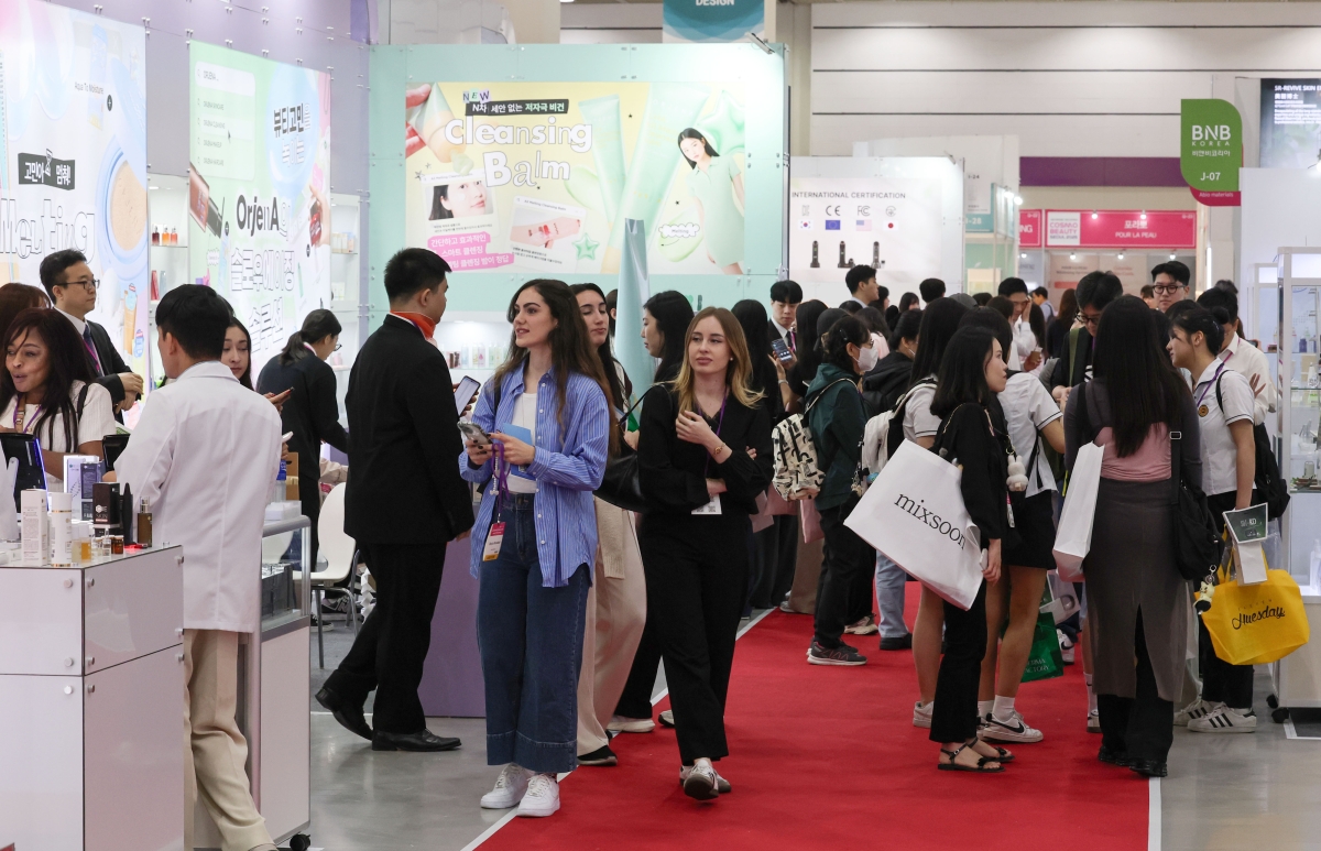 지난해 5월 28일 서울 강남구 코엑스에서 열린 ‘2025 서울국제화장품미용산업박람회, 국제건강산업박람회(코스모뷰티서울, 헬스＆뷰티위크)’가 외국인 관람객으로 붐비고 있다. 뉴스1
