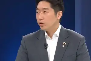 thumbnail - ‘김구 증손’ 김용만 ‘친일 조상 논란’ 하영에…“앞으로 행동이 중요” thumbnail - ‘김구 증손’ 김용만 ‘친일 조상 논란’ 하영에…“앞으로 행동이 중요”