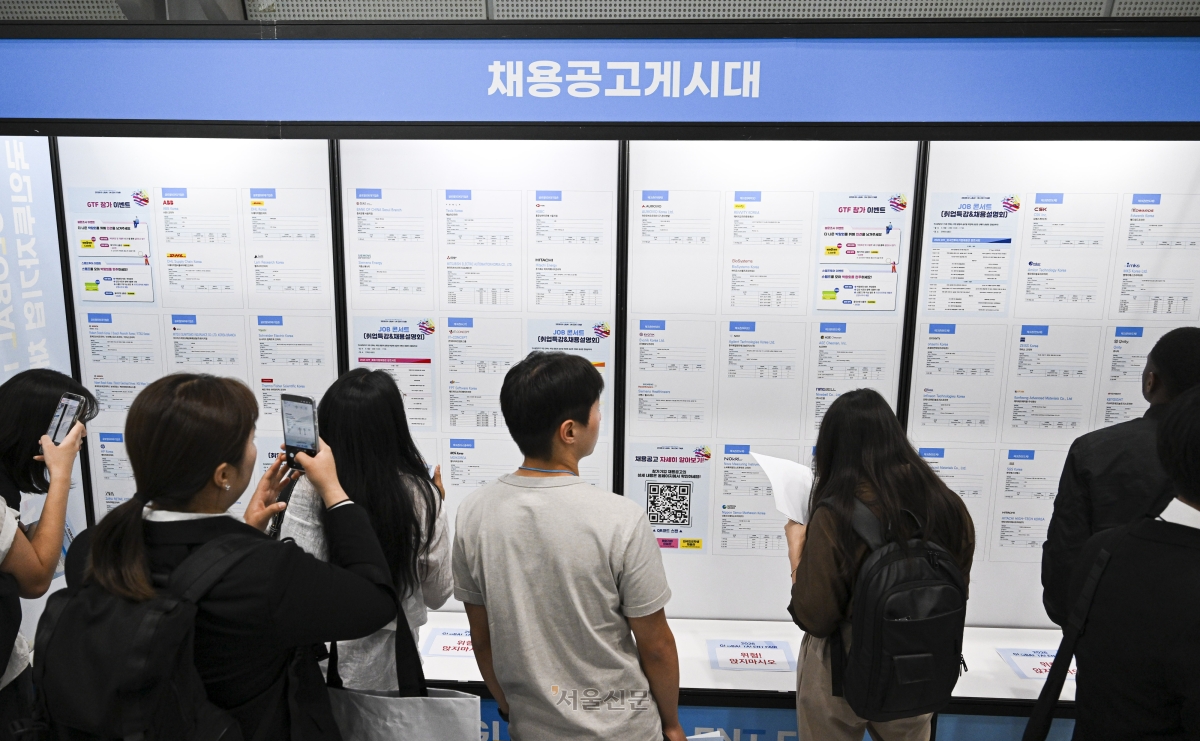 지난 6월 서울 강남구 코엑스에서 열린 2026 글로벌 탤런트 페어에서 구직자들이 부스를 둘러보고 있다.  이지훈 기자