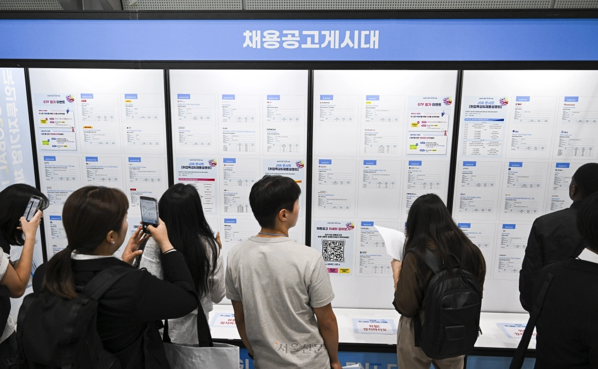 지난 6월 서울 강남구 코엑스에서 열린 2026 글로벌 탤런트 페어에서 구직자들이 부스를 둘러보고 있다.  이지훈 기자
