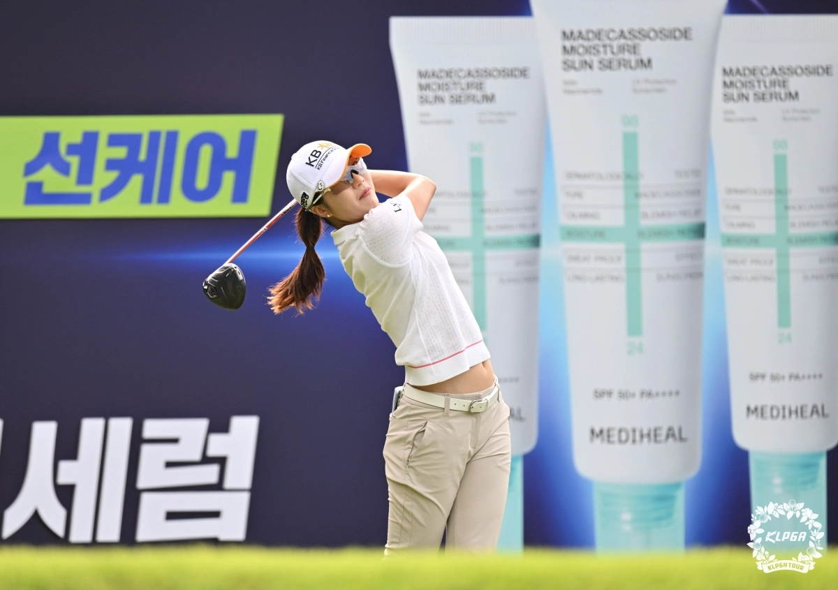 안송이가 12일 경기도 포천tl 몽베르CC(파72)에서 끝난 KLPGA 투어 메디힐·한국일보 챔피언십 2라운드에서 드라이버 티샷을 날리고 있다.   이 대회에서 공동40위에 오른 안송이는  KLPGA투어 사상 처음으로 300번 컷 통과라는 대기록을 썼다. KLPGA 제공.