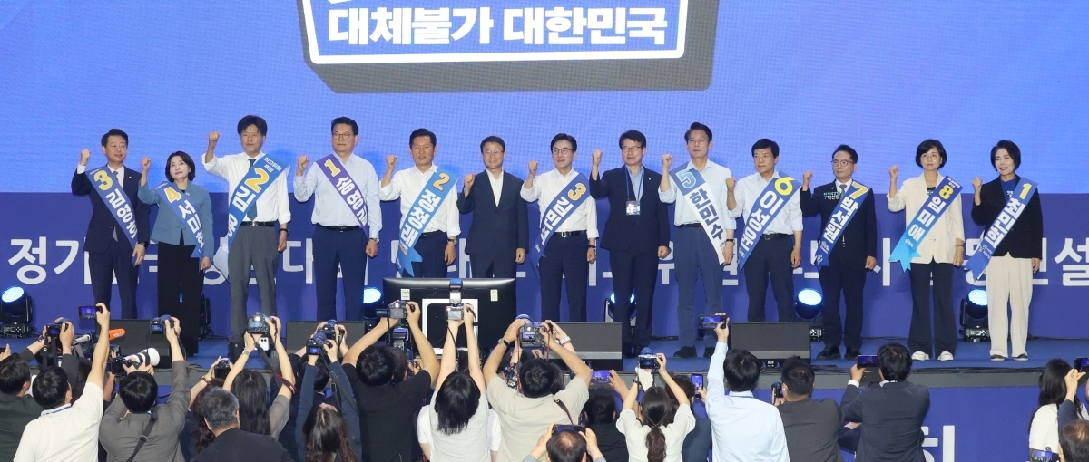 한자리에 모인 민주당 당대표 후보들과 최고위원 후보들