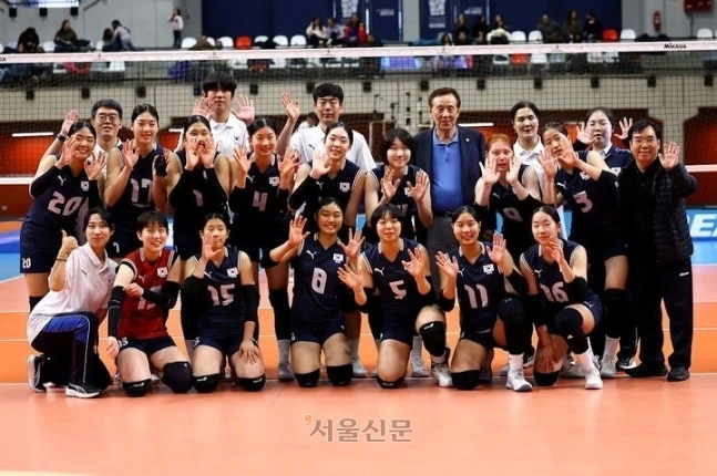 17세 이하 여자배구 대표팀 선수들이 16일(한국시간) 칠레 산티아고 국립 스타디움 파크 코트에서 열린 2026 국제배구연맹(FIVB) U-17 세계선수권대회 태국과의 5~8위 순위 결정전에서 승리한 뒤 기념사진을 찍고 있다. 2026.8.16 FIVB 제공