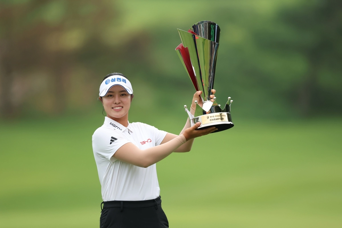 서교림이 16일 경기 포천시 몽베르CC에서 끝난 KLPGA투어 메디힐 한국일보 챔피언십 우승 트로피를 들고 기뻐하고 있다. 서교림은 이날 8언더파를 몰아쳐 최종 합계 18언더파 270타로 우승, 시즌 세번째 정상에 올랐다. KLPGA 제공.