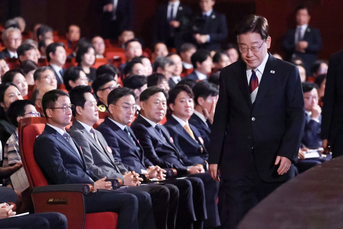 이재명 대통령이 지난 15일 서울 종로구 세종문화회관에서 열린 제81주년 광복절 경축식에서 경축사를 마친 뒤 자리로 돌아가고 있다. 뉴스1