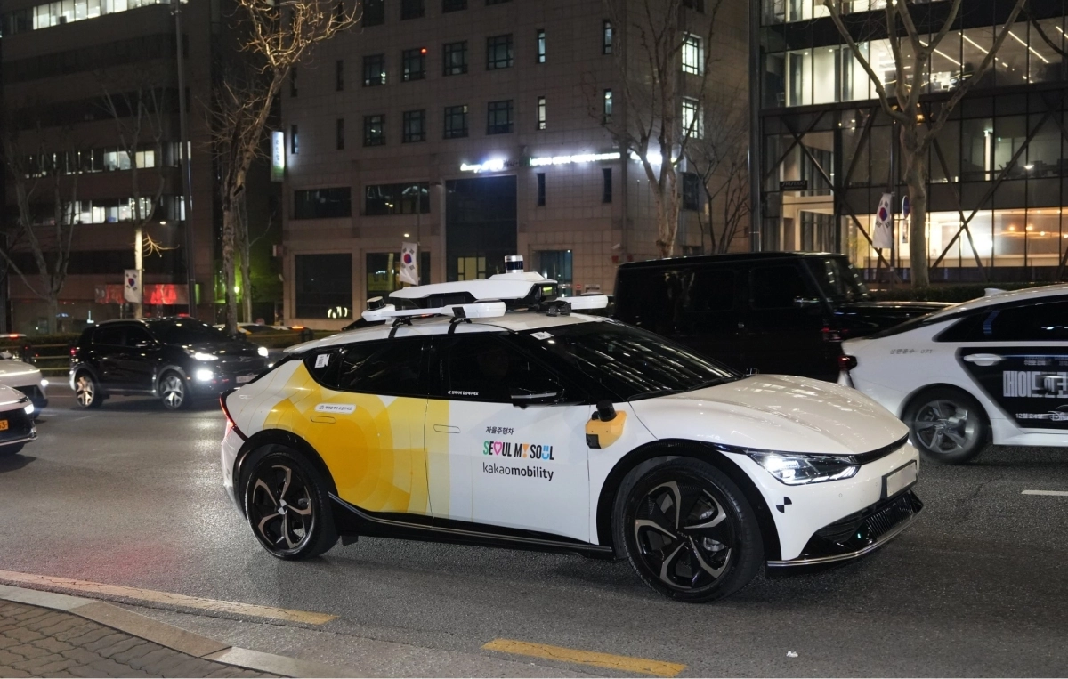 카카오모빌리티의 자율주행 택시(EV6)가 심야에 강남지역을 자율주행 하고 있다.   서울시 제공