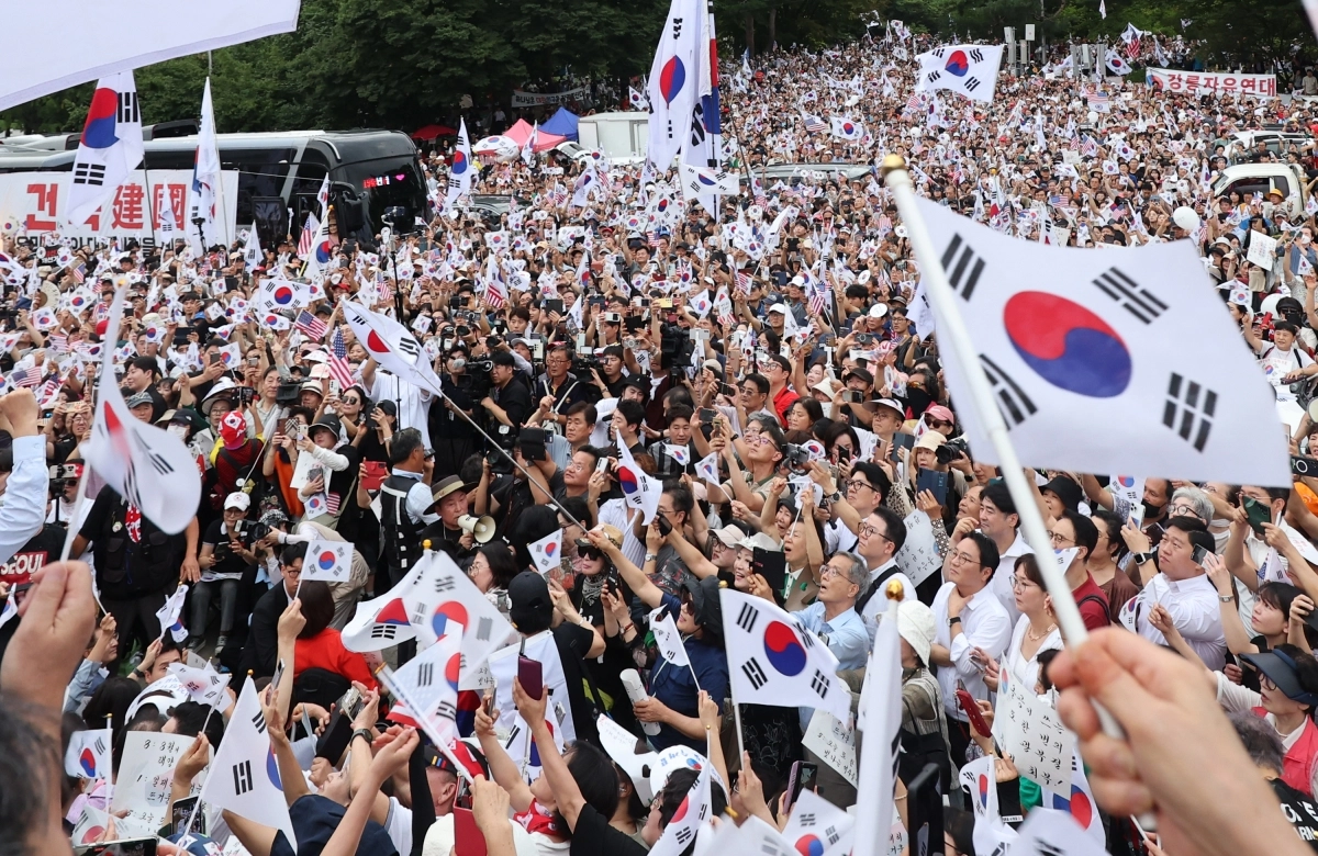 광복절인 지난 8월 15일 서울 송파구 올림픽공원 핸드볼경기장에서 투표 용지 부족 사태 관련 참정권 수호 집회가 열리고 있다. 뉴시스