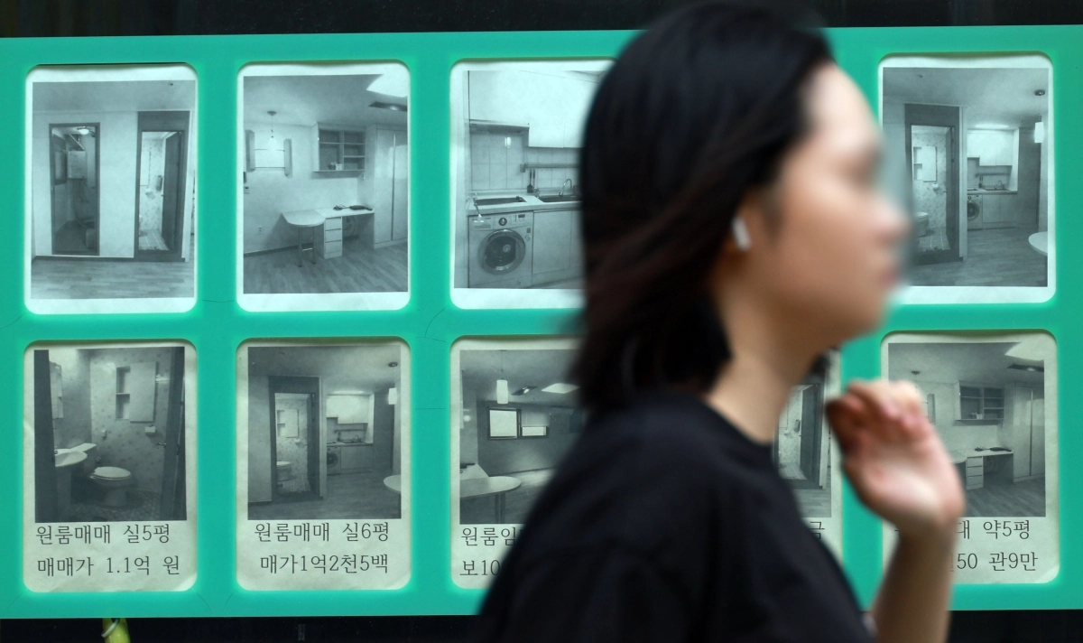 정부가 내년 1월 만 39세 이하 청년의 내 집 마련을 지원하는 ‘청년미래보금자리론’을 출시할 예정이다. 연 소득 7000만원 이하의 생애최초 주택 구입자가 4억원 이하·전용면적 85㎡ 이하 비아파트를 살 때 이용할 수 있다. 사진은 지난 13일 서울 은평구의 한 부동산 중개업소에 빌라 매물 정보가 게시돼 있는 모습. 연합뉴스