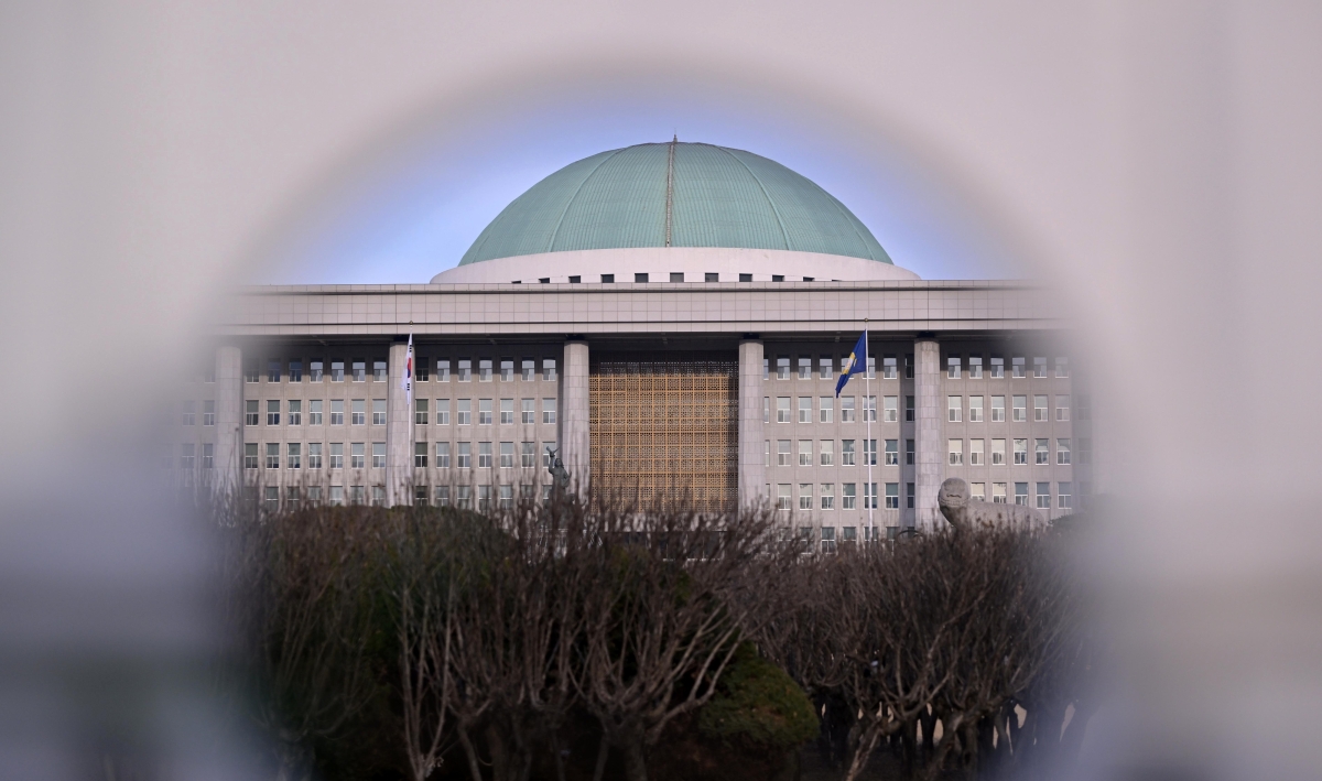 이재명 대통령이 중임·연임 개헌을 띄우면서 오는 9월 정기 국회에서 개헌특별위원회 구성 등 관련 작업에 속도가 붙을지 주목된다. 사진은 국회의사당의 모습. 서울신문 DB