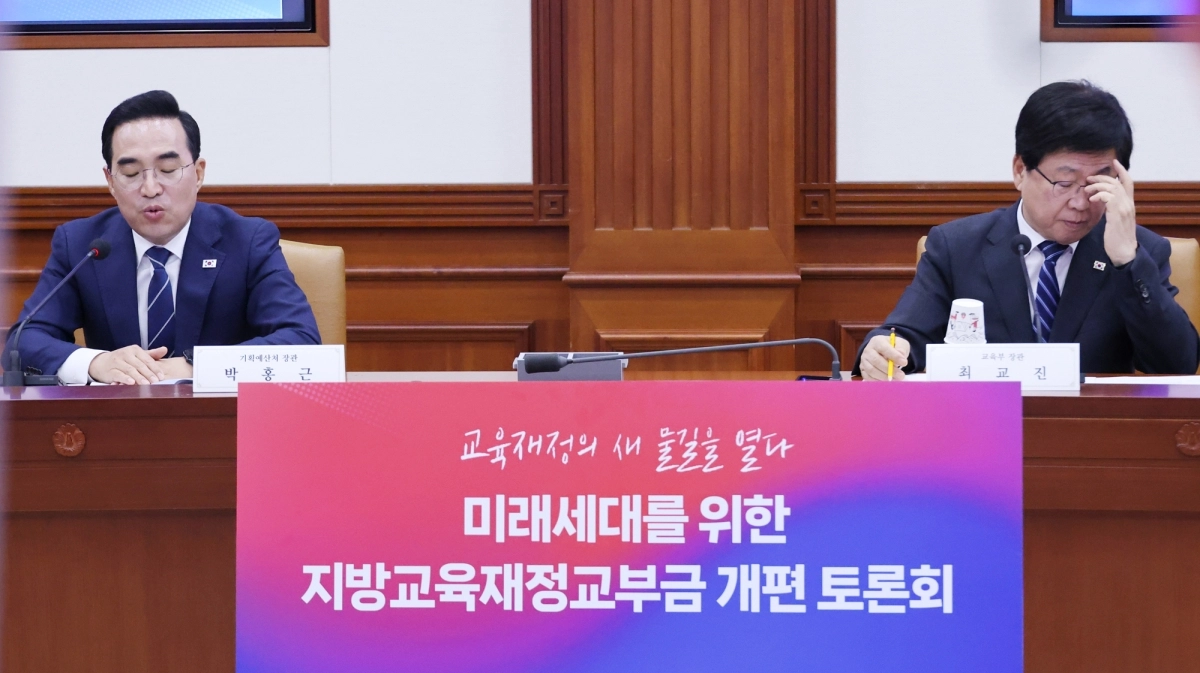 최교진(오른쪽) 교육부 장관과 박홍근(왼쪽) 기획예산처 장관. 연합뉴스