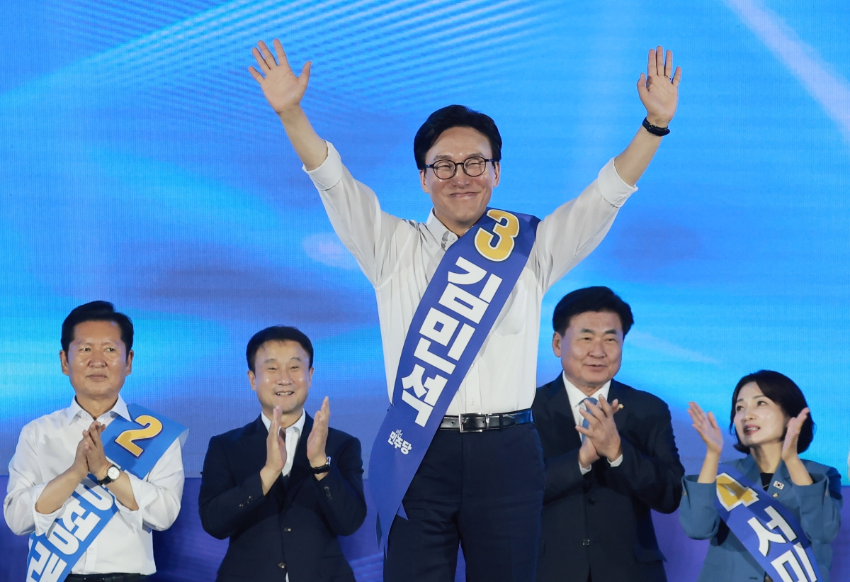 인사하는 김민석 당대표 후보