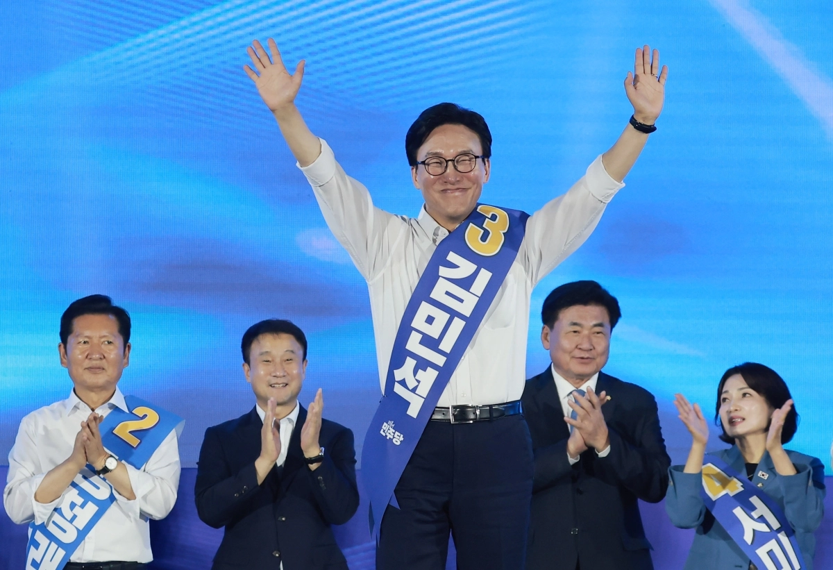 인사하는 김민석 당대표 후보