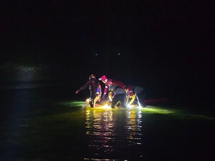 지난달 19일 전북 부안군 하섬 인근에서 야간 해루질 중 해상에 표류한 60대 남성이 해경의 도움으로 물 밖으로 안전하게 구조되고 있는 모습. 부안해양경찰서 제공