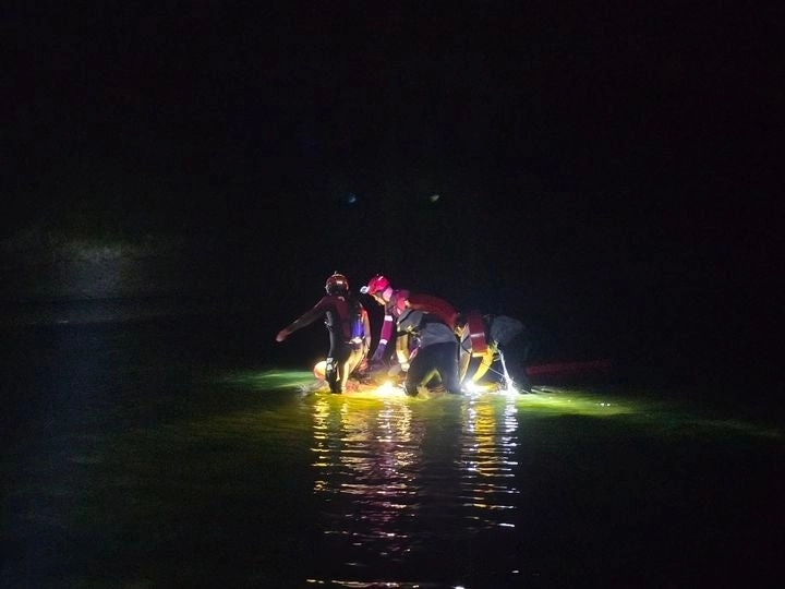 지난달 19일 전북 부안군 하섬 인근에서 야간 해루질 중 해상에 표류한 60대 남성이 해경의 도움으로 물 밖으로 안전하게 구조되고 있는 모습. 부안해양경찰서 제공