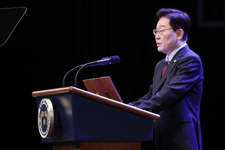 이재명 대통령이 15일 서울 종로구 세종문화회관에서 열린 제81주년 광복절 경축식에서 경축사를 하고 있다.  뉴시스