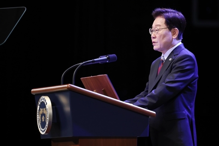 이재명 대통령이 15일 서울 종로구 세종문화회관에서 열린 제81주년 광복절 경축식에서 경축사를 하고 있다.  뉴시스