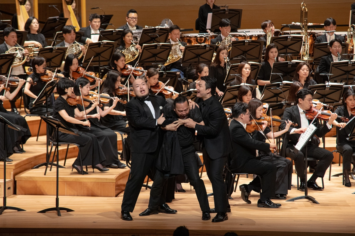 14일 경기 부천아트센터에서 열린 ‘니벨룽의 반지’ 하이라이트 콘서트 중 1부 ‘라인의 황금’. 알베리히(가운데·바리톤 사무엘 윤)가 두꺼비로 변한 사이 신 보탄(오른쪽·바리톤 최인식)과 로게(왼쪽·테너 박승주)가 황금 반지를 뺏는 장면을 연기를 곁들여 노래하고 있다. 부천아트센터 제공