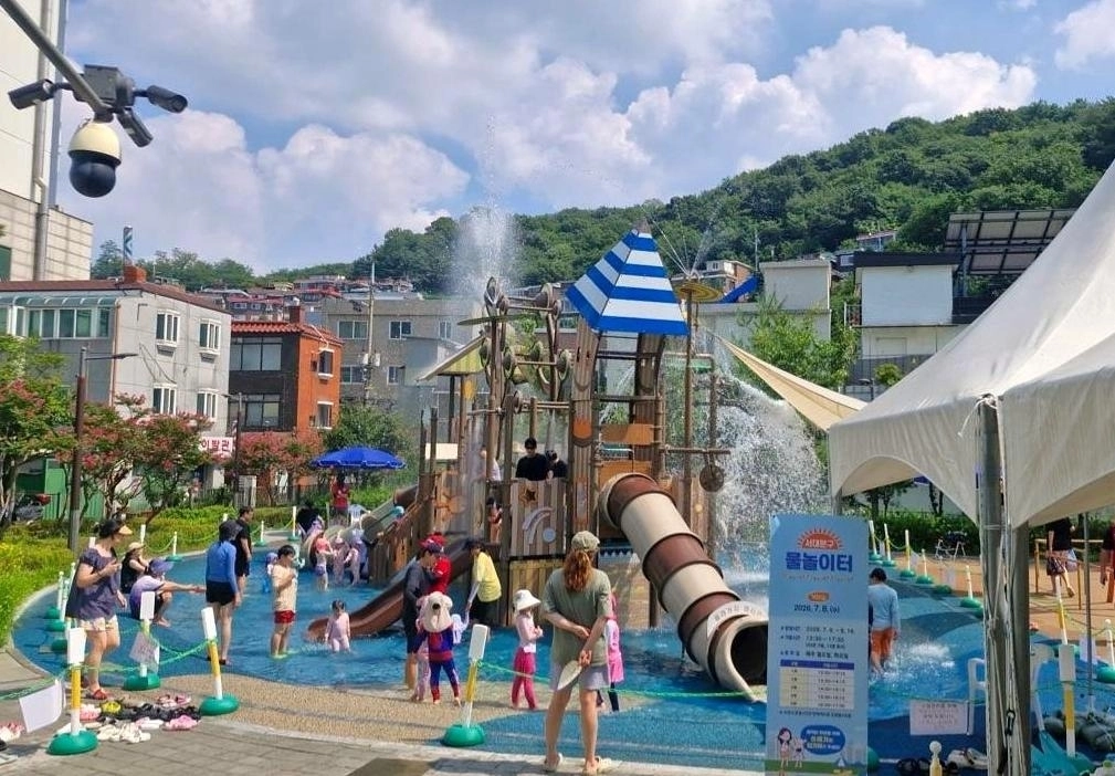 서울 서대문구 연희동 해달별어린이공원 물놀이터에서 어린이들이 물놀이를 즐기고 있다. 서대문구 제공