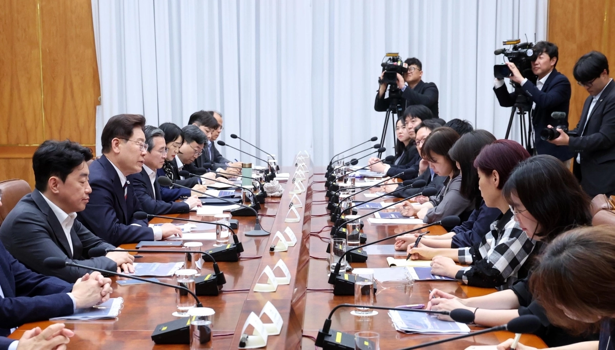 공급을 줄이면서 대출을 틀어막는 조치는 50대 이상 기득권층에게는 큰 타격이 없지만 청년과 저소득층에게는 미래를 박탈하는 정책일 수 있다. 사진은 이재명 대통령이 지난 14일 청와대에서 주재한 청년정책 대전환을 위한 청년정책 전문가 간담회. 뉴시스