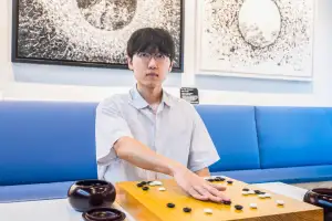 AI 이기더니 인간계도 평정…신진서 몽백합배 16강 진출 완료