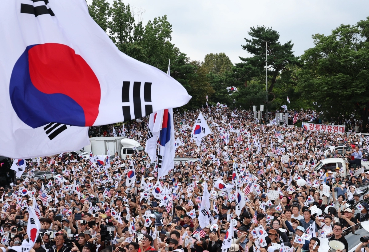 광복절인 15일 서울 송파구 올림픽공원 핸드볼경기장에서 열린 투표 용지 부족 사태 관련 참정권 수호 집회에 참석한 참가자들이 태극기를 흔들고 있다. 2026.8.15. 뉴스1
