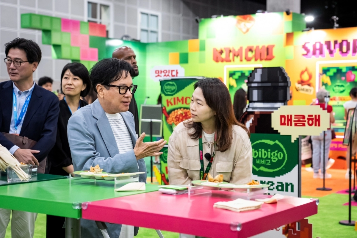 이재현 CJ 회장이 지난 14일(현지시간) 미국 LA 컨벤션센터 ‘KCON LA 2026’의 비비고 부스에서 미니완탕과 김치 라면을 맛보고 있다.  CJ 제공
