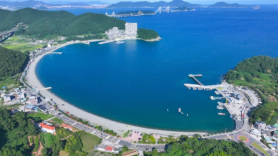 경남도는 남해안권을 글로벌 관광 거점으로 육성하고자 남해안권 발전 특별법 통과에 행정력을 집중하고 있다. 사진은 남해안 대표 관광지 중 하나인 거제 농소몽돌해변 전경. 경남도 제공