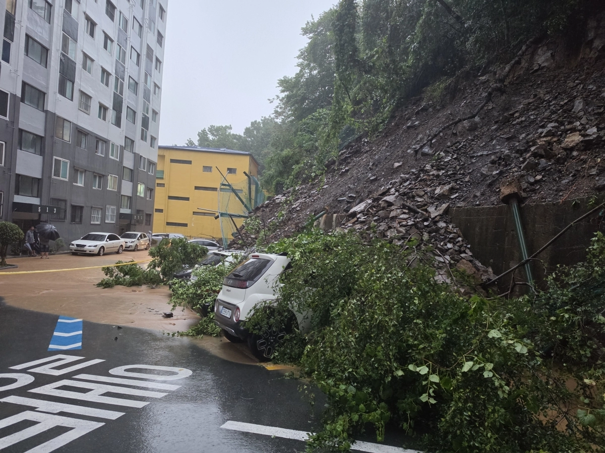 경남 거제 옥포동 한 아파트 인근 산사태 현장. 2026.8.17. 경남소방본부 제공