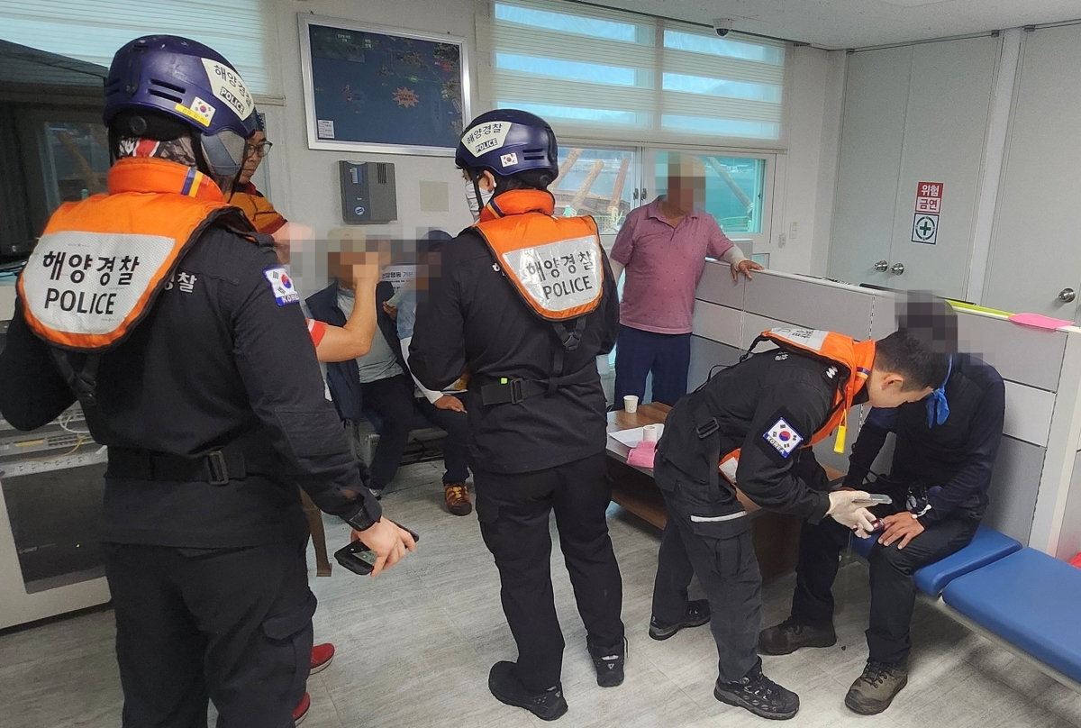 충남 보령해양경찰서 대원들이 벌에 쏘인 등산객들에게 응급처치를 하고 있다. 보령해경 제공