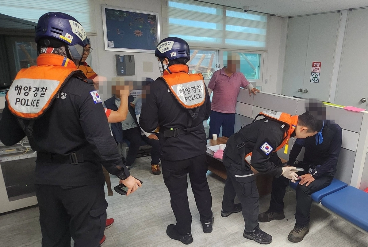 충남 보령해양경찰서 대원들이 벌에 쏘인 등산객들에게 응급처치를 하고 있다. 보령해경 제공