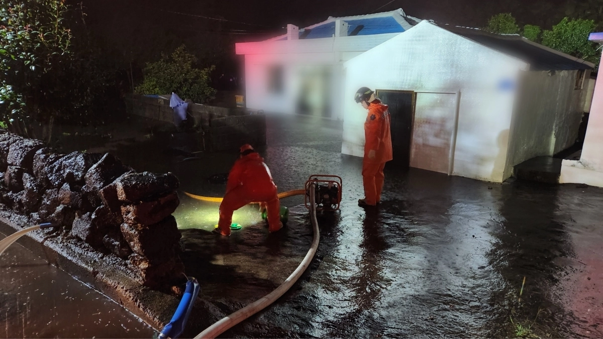 제주 소방대원들이 17일 오전 4시쯤 제주시 구좌읍 한 농가주택 침수되자 배수지원에 나섰다. 제주도소방안전본부 제공