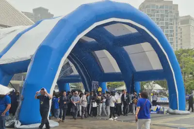 비바람 뚫고 푸른 풍선 터널로 모인 당심…與 새 지도부 선출의 날