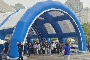 비바람 뚫고 푸른 풍선 터널로 모인 당심…與 새 지도부 선출의 날