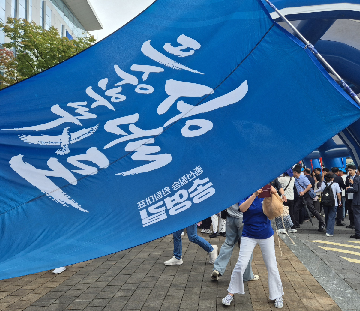 대전 유성구 대전컨벤션센터 앞 한편에서 ‘비상하라 송골매’, ‘총선필승 송영길’이라고 적힌 대형 깃발이 휘날리고 있다. 대전 반영윤 기자