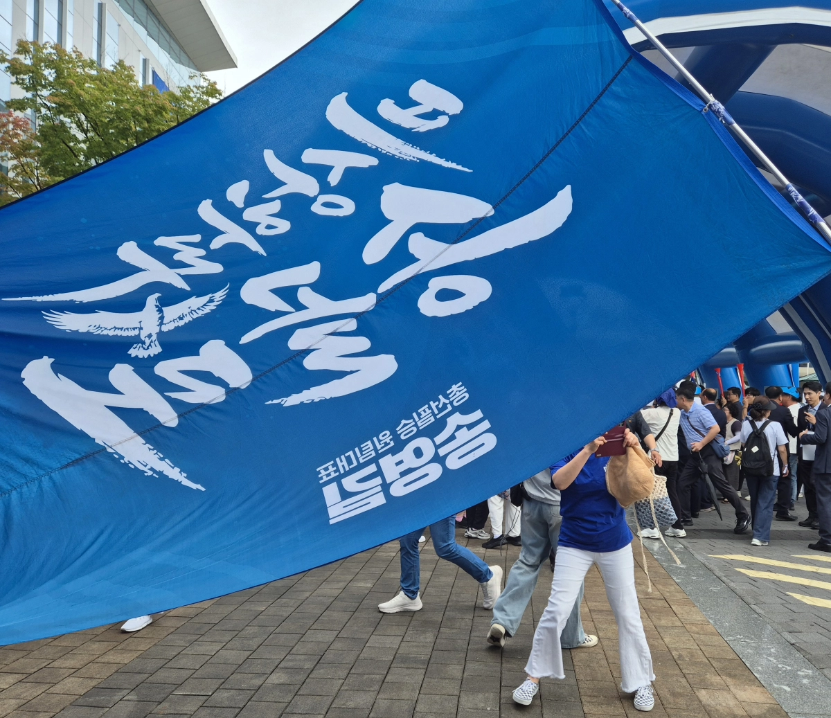 대전 유성구 대전컨벤션센터 앞 한편에서 ‘비상하라 송골매’, ‘총선필승 송영길’이라고 적힌 대형 깃발이 휘날리고 있다. 대전 반영윤 기자
