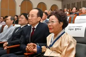 추경호, 현직 시장 첫 위안부 기림의 날 참석…이용수 할머니 손 잡았다