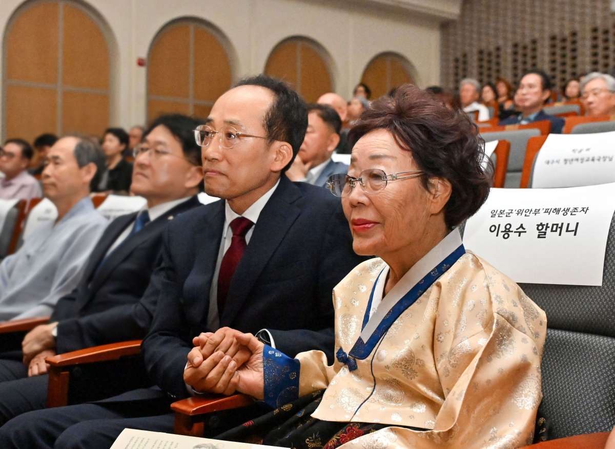추경호 대구시장이 지난 14일 수성구 범어대성당에서 열린 일본군 위안부 피해자 기림의 날을 맞아 열린 추모음악회에 참석해 이용수 할머니와 함께 공연을 관람하고 있다. 대구시 제공
