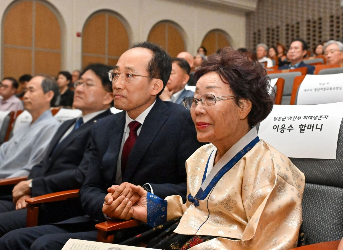 추경호 대구시장이 지난 14일 수성구 범어대성당에서 열린 일본군 위안부 피해자 기림의 날을 맞아 열린 추모음악회에 참석해 이용수 할머니와 함께 공연을 관람하고 있다. 대구시 제공