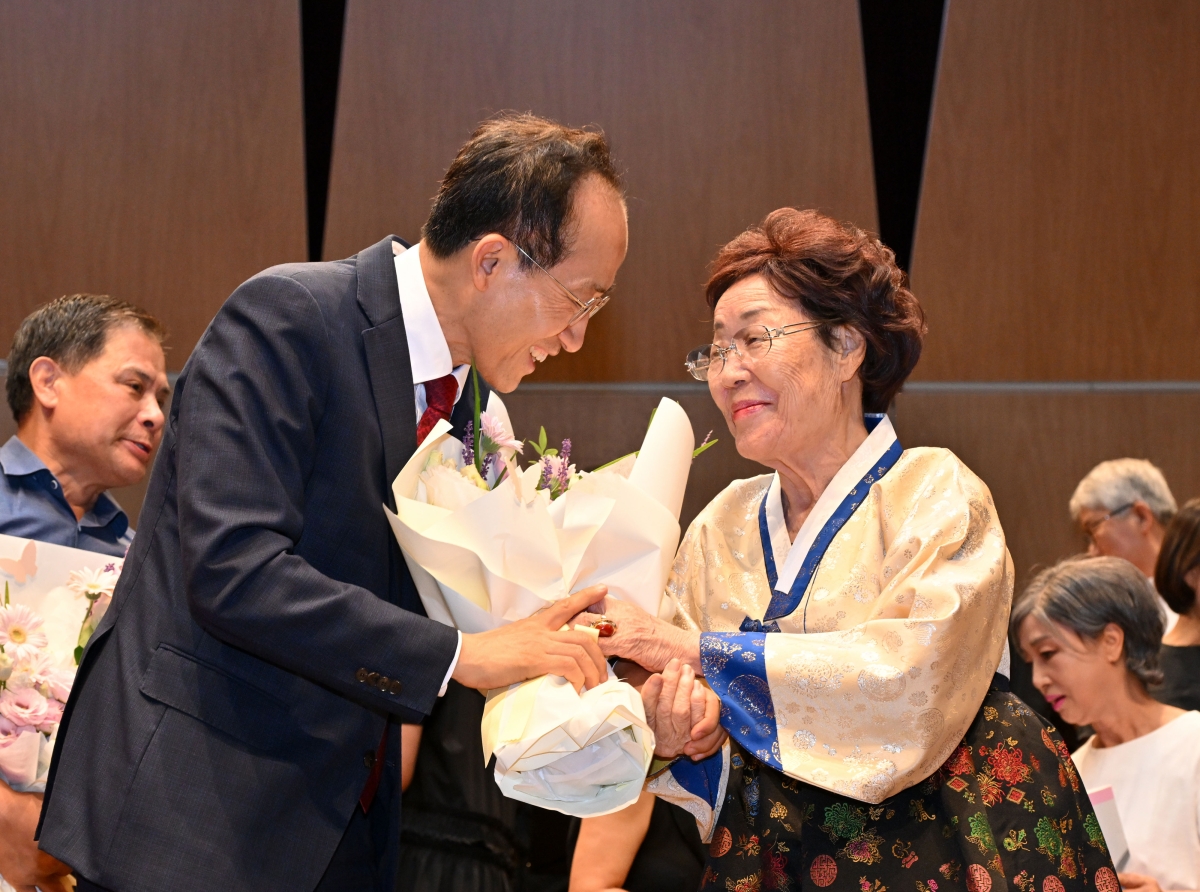 추경호 대구시장이 지난 14일 수성구 범어대성당에서 열린 일본군 위안부 피해자 기림의 날을 맞아 열린 추모음악회에 참석해 이용수 할머니에게 꽃다발을 전달하고 있다. 대구시 제공
