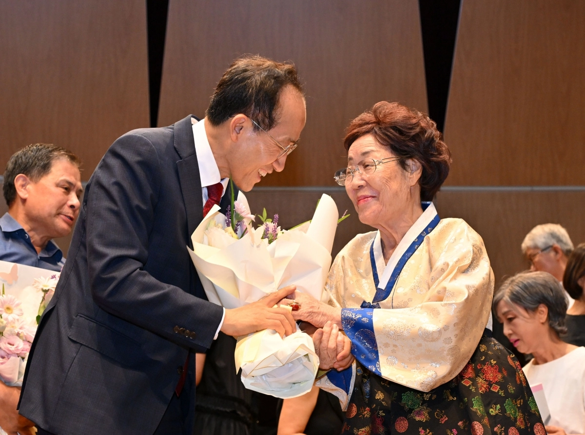 추경호 대구시장이 지난 14일 수성구 범어대성당에서 열린 일본군 위안부 피해자 기림의 날을 맞아 열린 추모음악회에 참석해 이용수 할머니에게 꽃다발을 전달하고 있다. 대구시 제공