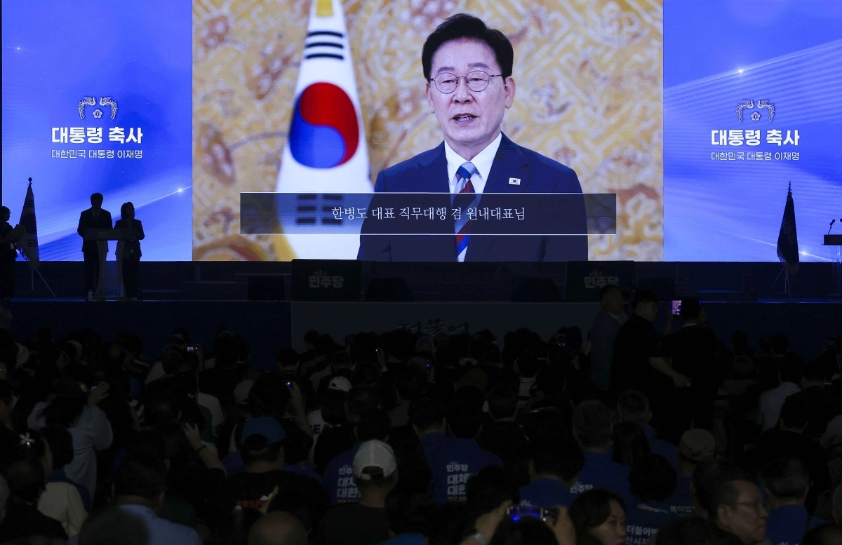17일 대전 유성구 대전컨벤션센터 제2전시장에서 열린 더불어민주당 제3차 정기전국당원대회에서 이재명 대통령의 영상 축사가 송출되고 있다. 2026.08.17. 대전 뉴시스