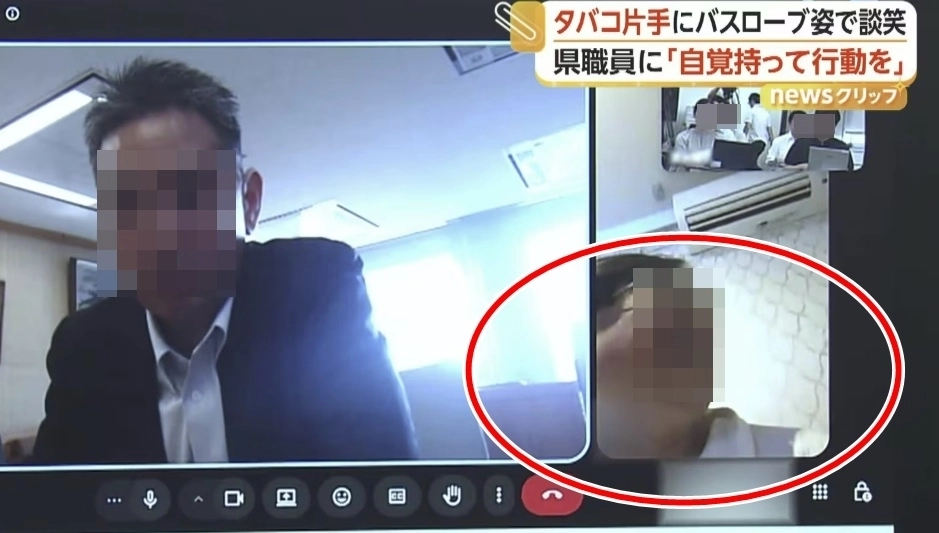 일본 아키타현 산업노동부 오노 다카히로 기업유치추진감이 지난 6일 열린 원격 기자회견에 목욕 가운 차림으로 등장해 회견 도중 흡연을 하는 등의 행동을 해 파문이 일었다. 자료 : FNN 보도사진