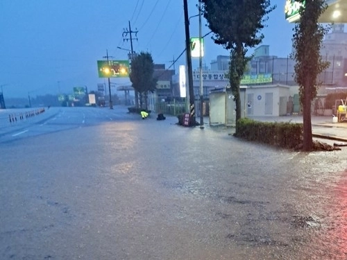 16일 오전 전남광주 목포시 옥암동 간선도로 일부가 폭우에 잠겨 있다. 목포에는 시간당 최대 66.4㎜의 강한 비가 쏟아지는 등 밤사이 150㎜ 넘는 비가 내렸다. (연합뉴스)