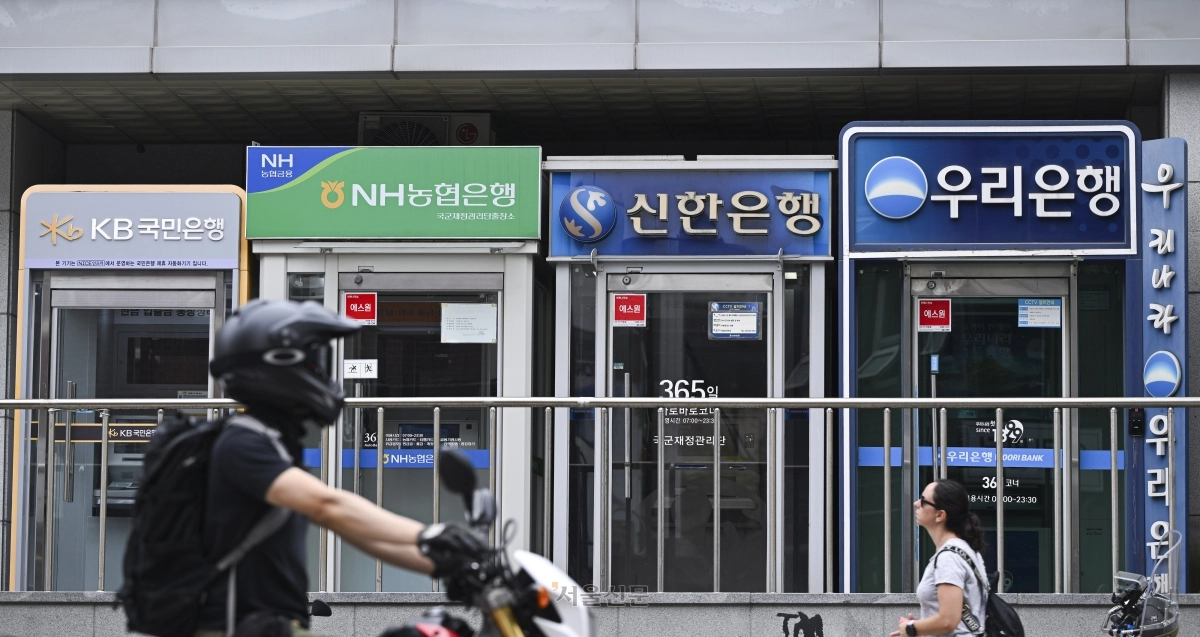 19일 서울 시내 마련된 주요 시중은행 ATM 기기. 2026.5.19 이지훈 기자