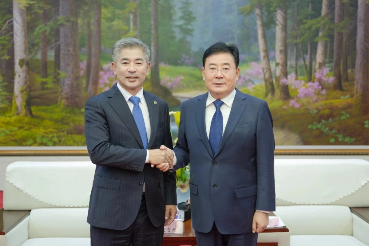 충남도의회 조철기 의장이  옌볜주 후지아푸 당서기와 인사를 하고 있다. 도의회 제공